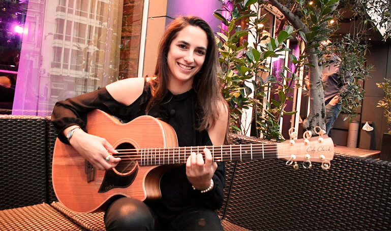 ROMY-GUITARRA-1.jpg