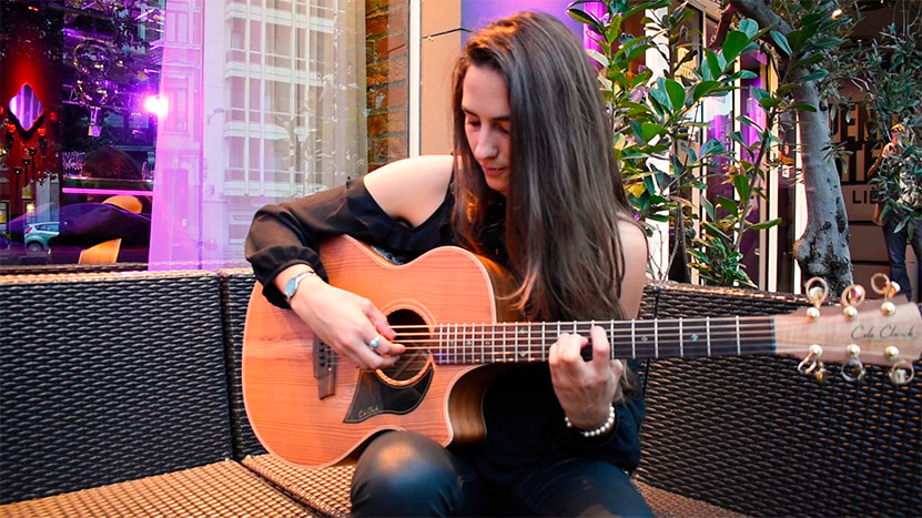 ROMY-GUITARRA-2.jpg