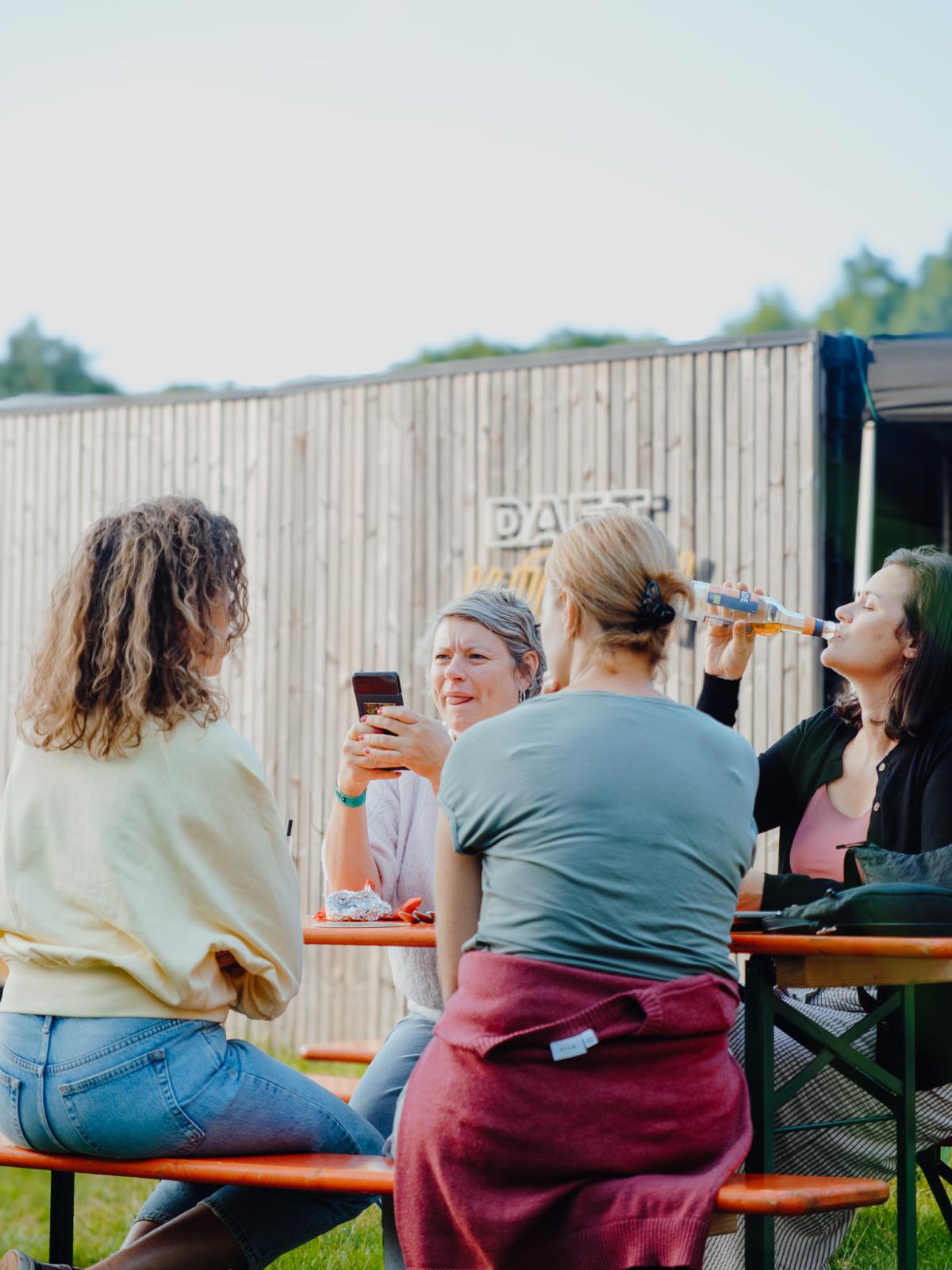 Des personnes attablées sont entrain de boire un verre lors de la Daft Session