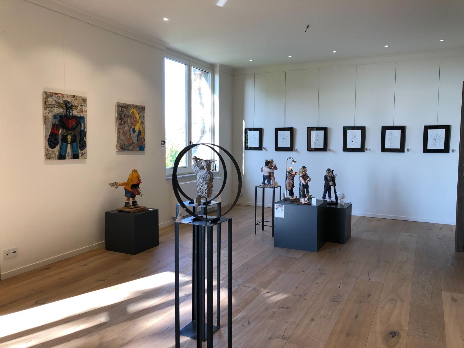 Photo de l'int&eacute;rieur de la No Name Gallery, au premier &eacute;tage