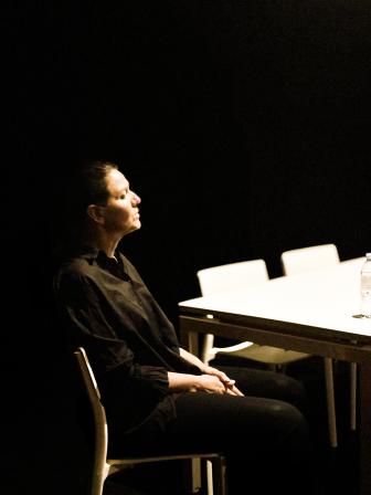 Un instant figé entre ombre et vérité