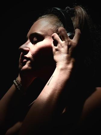 Un instant suspendu, les yeux clos, plongée dans un univers sonore qui devient refuge et intensité