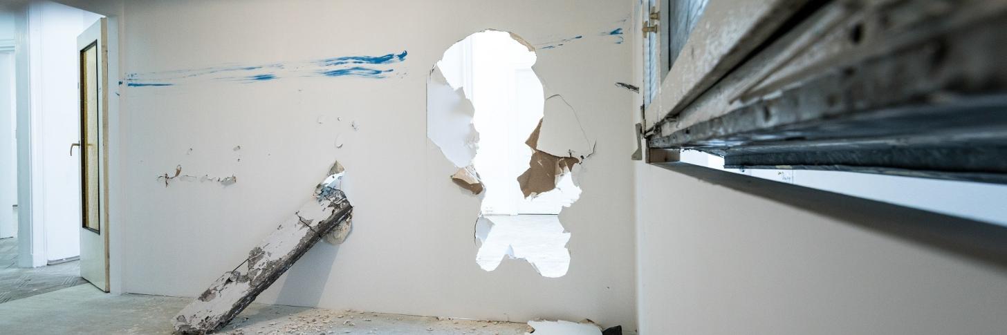 Marcin Dudek, Head in the Sand, 2015 wood, plasterboard, glass, steel, concrete, smoke grenade 350 x 250 x 250 cm