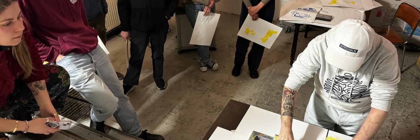 Initiation à la sérigraphie sur papier en soirée.