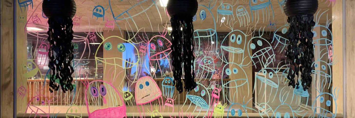 Peintures de méduses sur vitre, œuvre de Benjamin Schoos