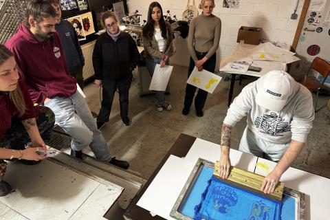 Initiation à la sérigraphie sur papier en soirée.