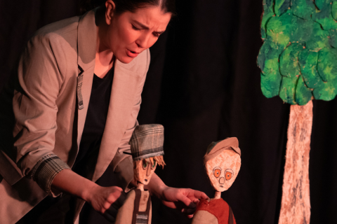 La comédienne avec une marionnette